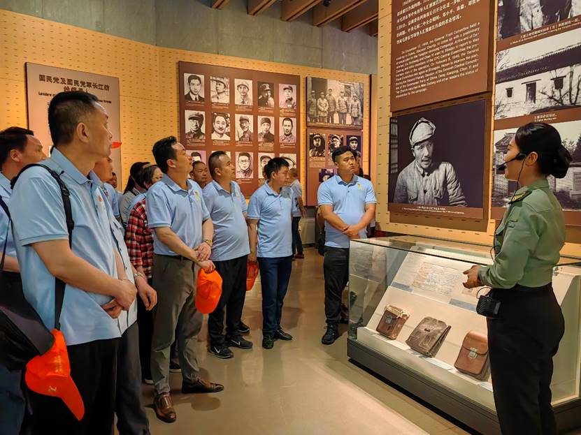 ��˾��ί��չ���⵳���˶� 