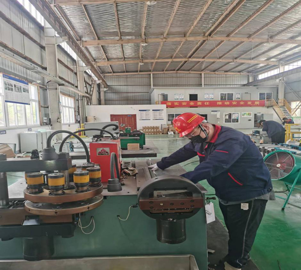 电控装备厂开足马力掀起生产热潮 电控装备厂开足马力掀起生产热潮